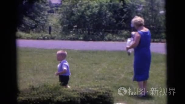 妇女与儿童在院子里散步视频