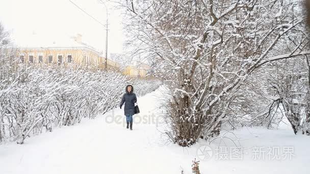 走在冬季巷子里的女人视频