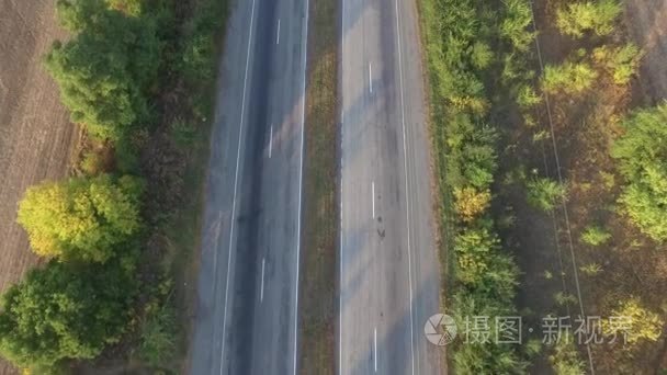 一个在两个方向上移动的汽车公路的鸟瞰图