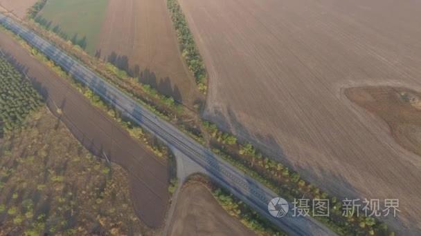 全景拍摄公路是丢失之间多个领域