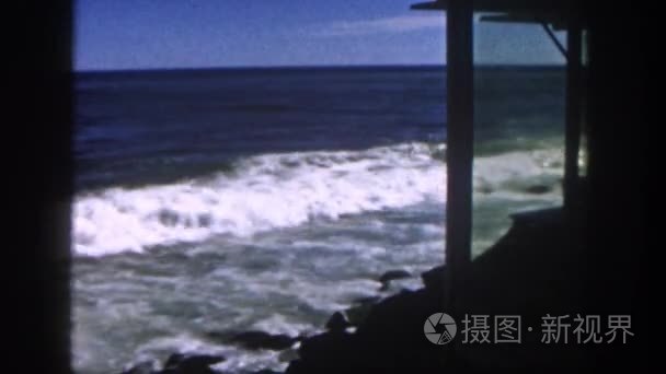 观察的波浪涌到岸边的视图视频