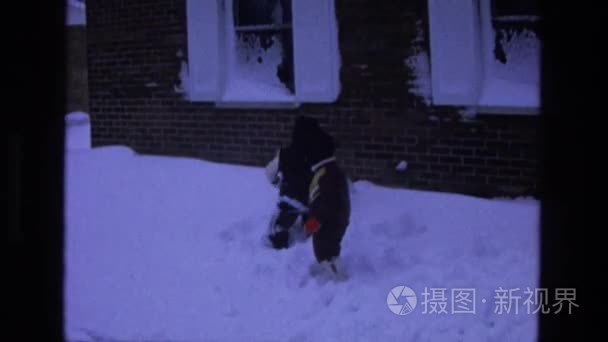 孩子们在房子附近的雪地里玩耍视频