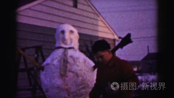 在院子里的小男孩制作雪人视频