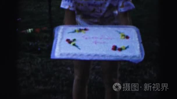 儿童举行节日蛋糕视频