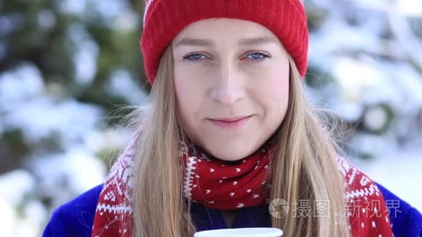 年轻女子在冬天享受咖啡的香味视频
