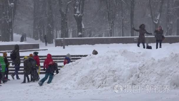 儿童组在冬天的时候享受风雪视频