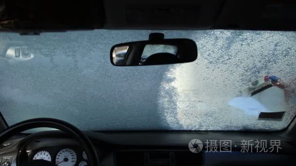 清洗车窗与刮冰器