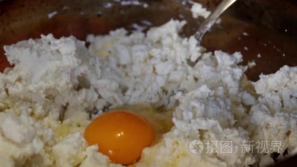 奶酪砂锅烹饪和鸡蛋挤压视频