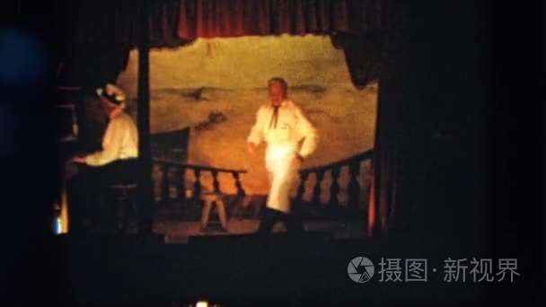男子鞋带鞋在舞台上视频