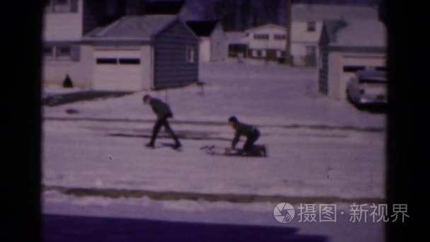 孩子上道路滑雪橇视频