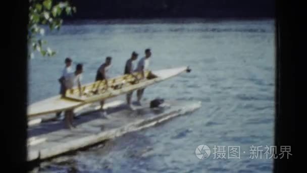 运动型的男人们手持独木舟船视频