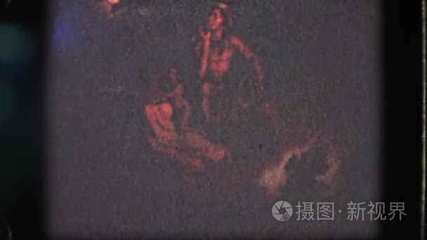 本土美国人在红光的雕像视频