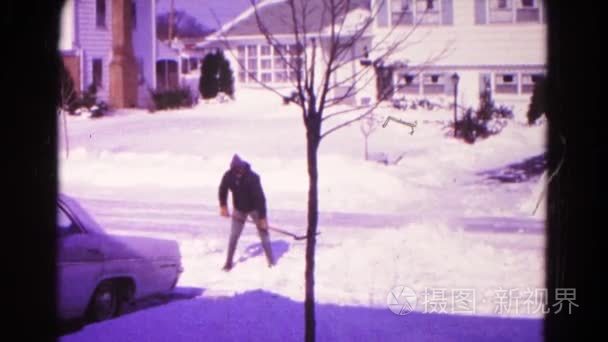 小男孩除雪推视频