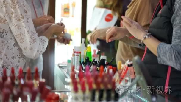 女性顾客在百货公司，测试新的美容产品美容