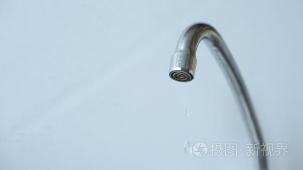 放在厨房的水槽滴水视频