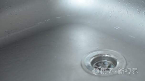 放在厨房的水槽滴水视频