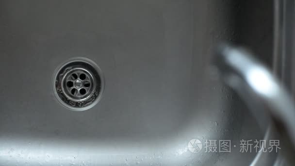 放在厨房的水槽滴水视频