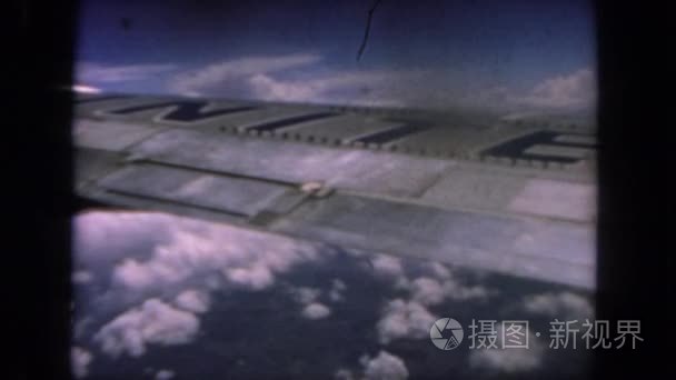 飞机机翼和云的观测视图视频