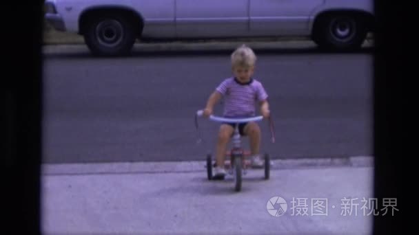 在前面的男孩骑三轮车围场视频