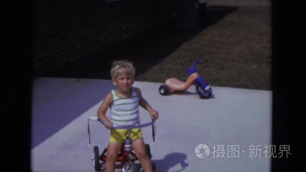男孩坐在三轮车上视频