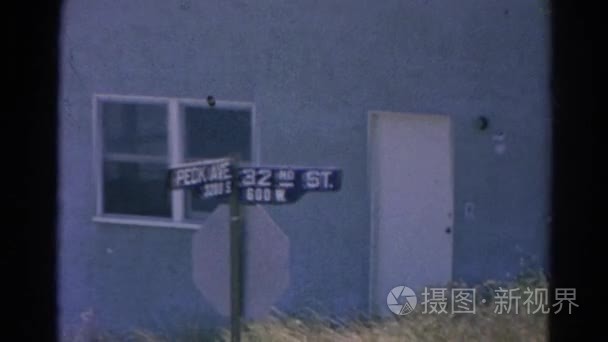 在楼前的道路标志视频