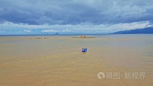 热带海洋与船冲蓝蓝的天空视频