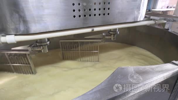 大型钢制储罐装满了牛奶在乳品厂