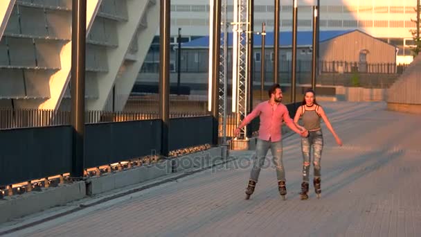 对夫妇溜直排轮,手牵着手短视频