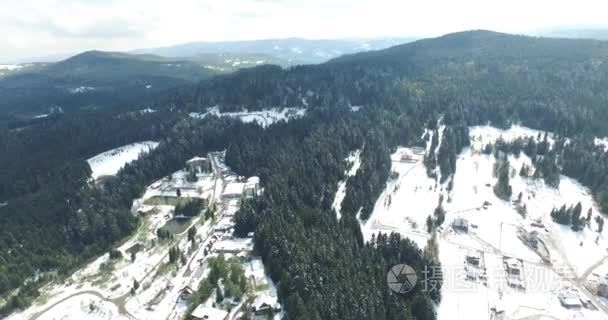 在冬天山上一个小镇的全景镜头视频