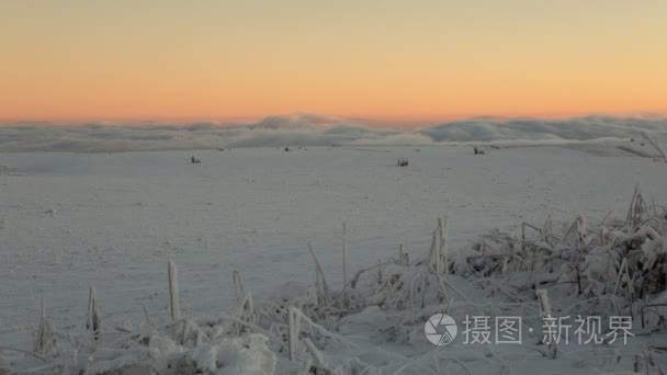 形成和运动的中央高加索峰山的陡峭山坡的云视频