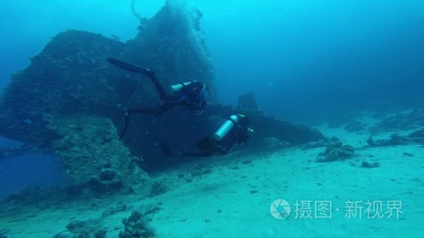 一组潜水员在红海潜水淹没视频