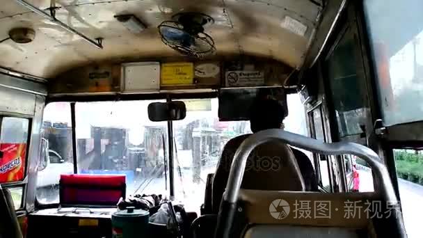 里面的本地乘客的公共汽车，曼谷市