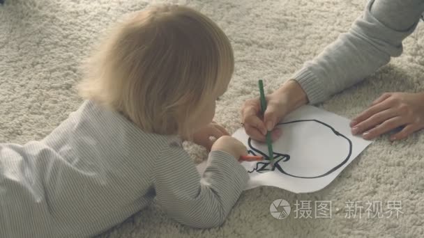 母亲的小女孩用铅笔描绘视频
