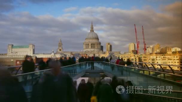 伦敦-12 月︰ 圣保罗大教堂为视图，从千年大桥，全大教堂是伦敦与它的圆顶，时间流逝的最著名和最知名景点之一