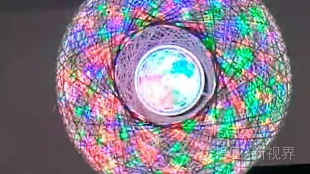 迪斯科灯光。Dj 发光的球体。周围的明亮色彩