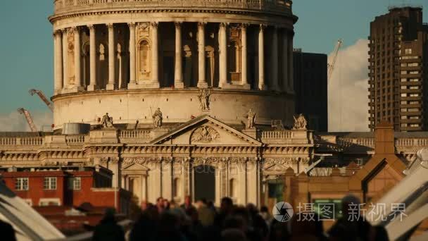 匿名的人群走过去在伦敦，英格兰，英国著名的 St 圣保罗大教堂在晴朗的一天视频