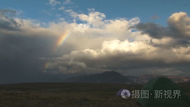 彩虹和山脉上空的云