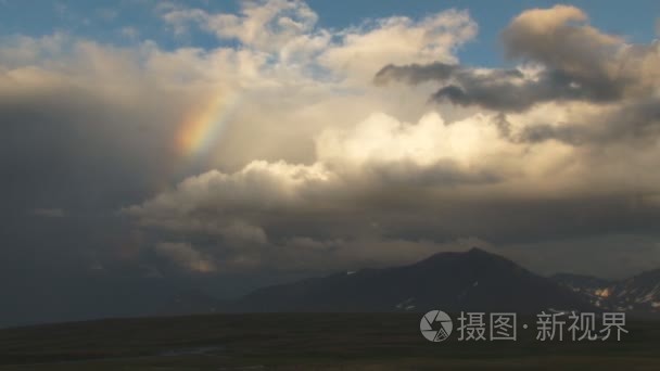 彩虹在冻土带和山