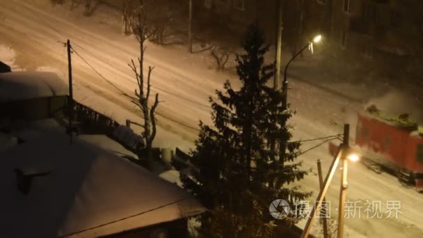 在夜里擦电车路轨的雪脱毛机视频