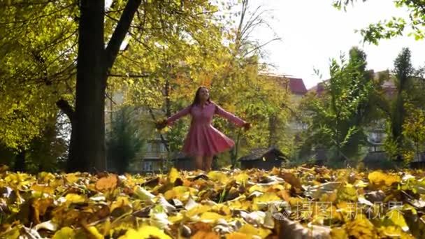 快乐的女孩在秋天公园视频