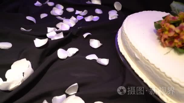 婚礼蛋糕上的节日餐桌视频