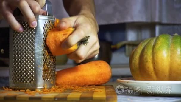 胡萝卜刨丝器上的擦上家用厨房视频