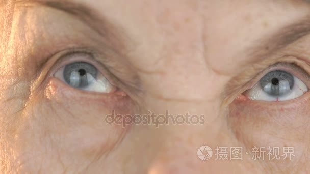 老女人在不同的方向看的眼睛视频