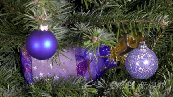 礼品袋隐藏在新的一年的树枝上视频