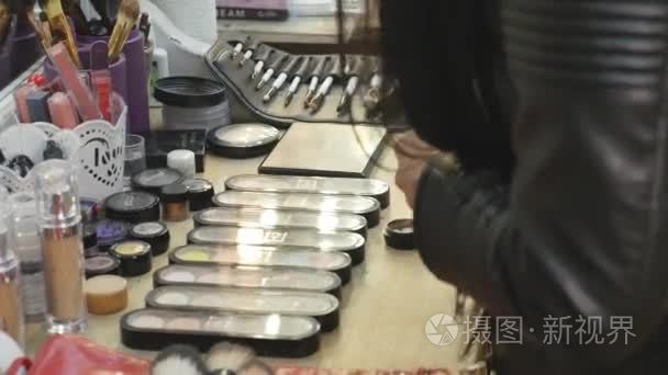 女化妆师用化妆品在工作特写视频