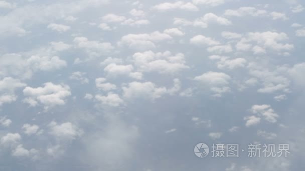 飞机从云层之上的天际线景观视频
