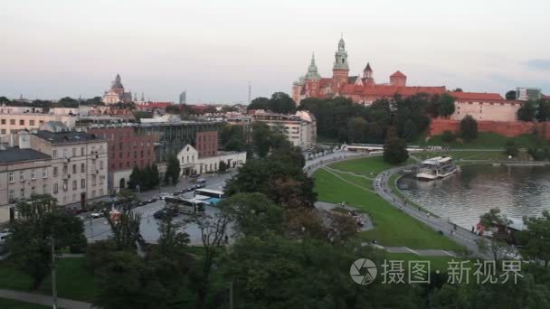 老欧洲城市标志性建筑的天际线视频