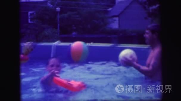 家庭在游泳池玩乐视频