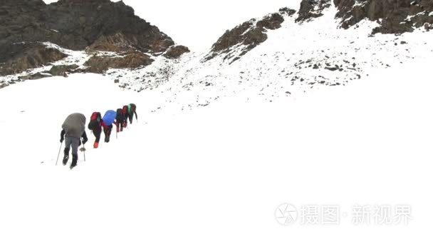 登山远足在雪山视频