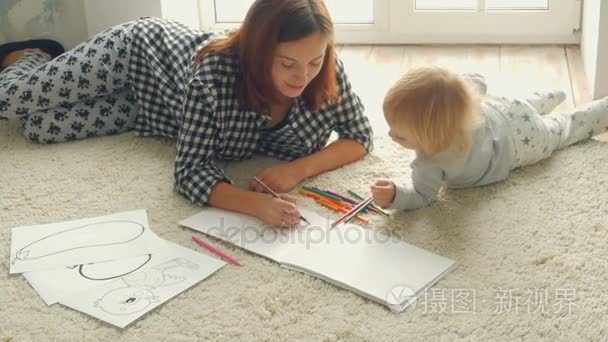 母亲的小女孩用铅笔绘制在专辑视频